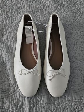 Old Navy White Women's Ballet Flats with Bow Accent